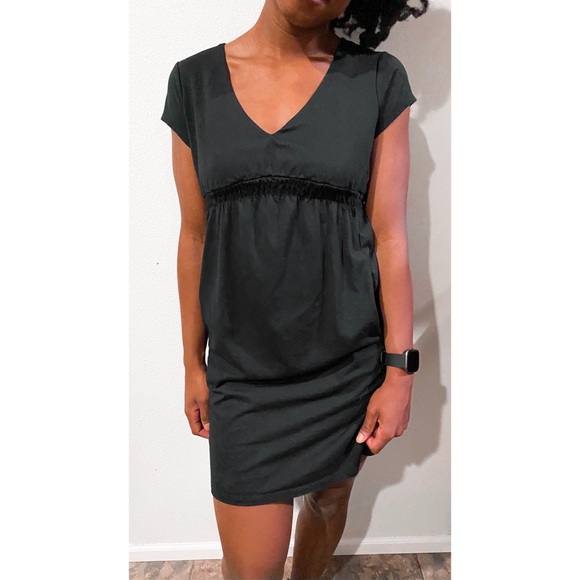 Boden Dresses & Skirts - BODEN Jersey knit Black V Neck Dress Size 6P